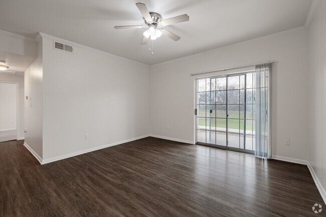 2BR, 2BA - 995SF - Living Room