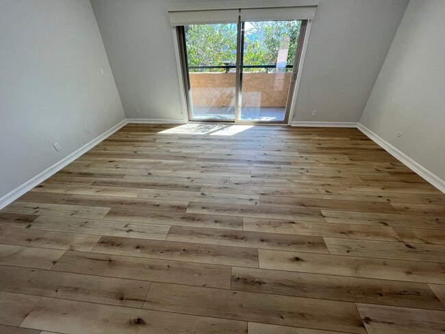 #5 living area New hardwood floor - La Casa De La Reina