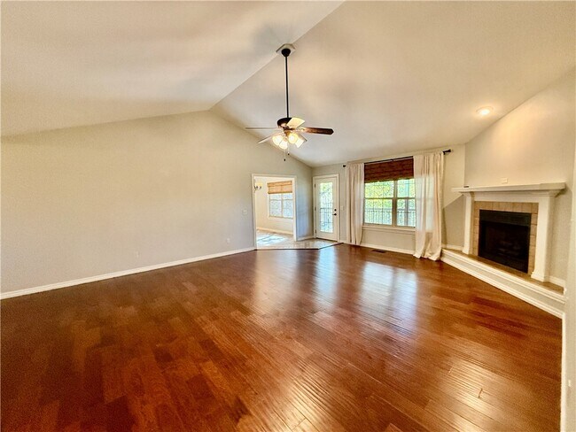 Photo - 305 Meadows Ct