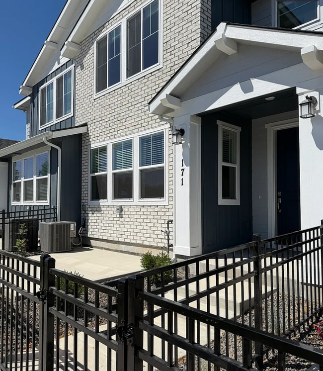 Building Photo - Brand New, Move-In Ready Townhome in Eagle!