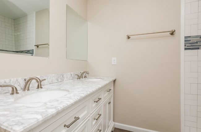 Photo - 606 W 4th St