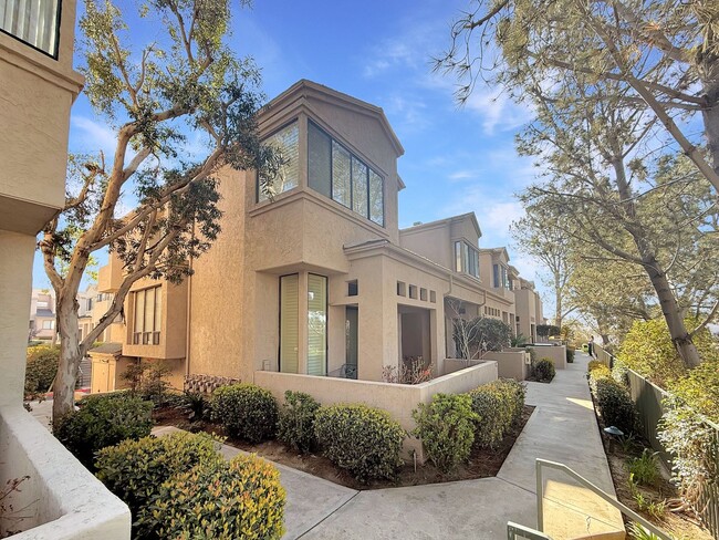 Gorgeous 3B/2.5BA Townhome in UTC! - Gorgeous 3B/2.5BA Townhome in UTC!