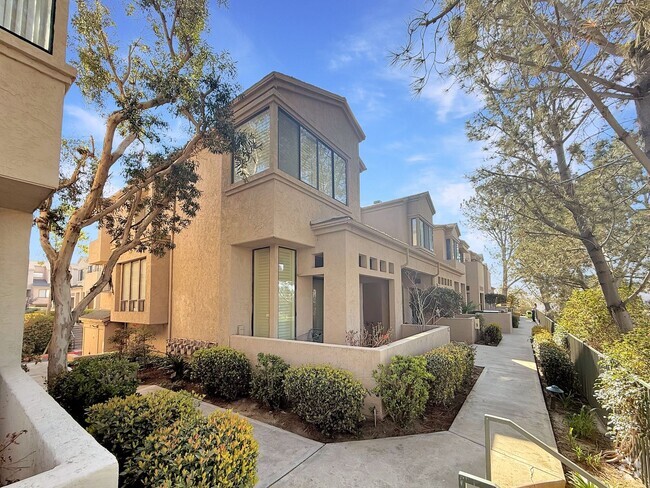 Building Photo - Gorgeous 3B/2.5BA Townhome in UTC!