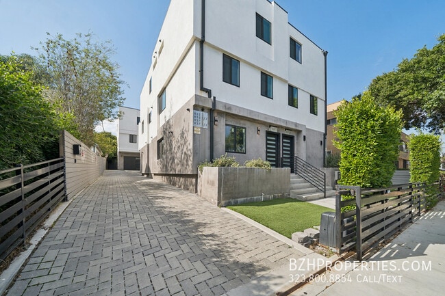 Building Photo - 835 N Harvard Blvd