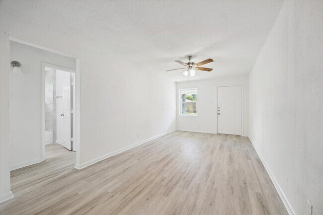 Photo - 5111 Clover St