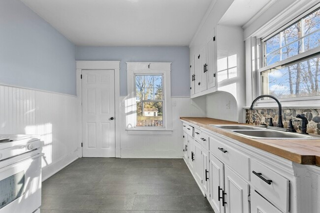 Photo - 906 Harrow Rd