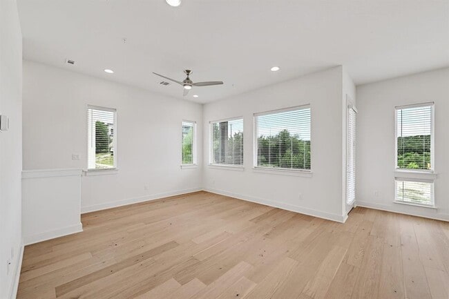 Photo - 2050 Lohmans Spur Rd Unidad 1801