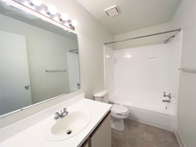 2BR, 1BA 800 SF - Bathroom
