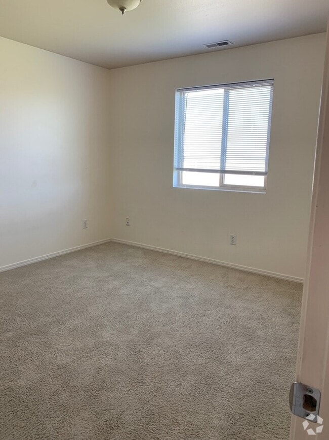 Building Photo - 2 Bedroom 1 Bathroom Unit in 8 Plex Rental