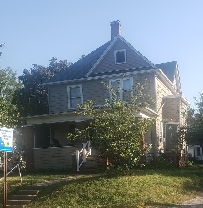 Building Photo - 201 E Dover Ct Unit Upper