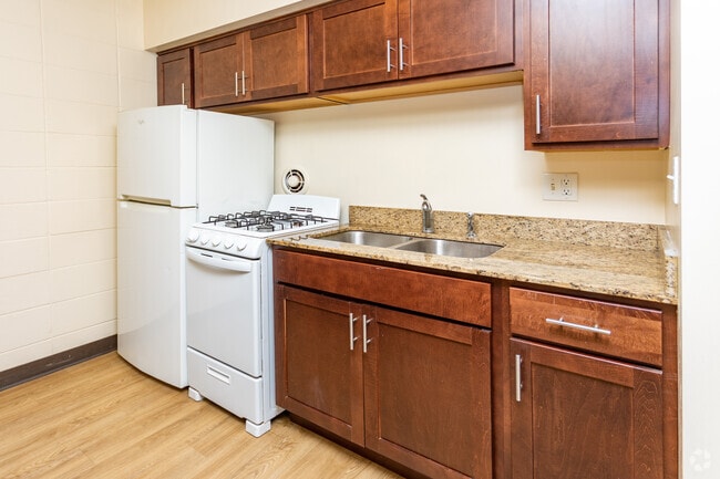 1BR, 1BA - 750 - 900SF - 2715 dupont ave S.