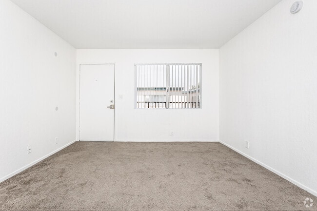 2BR, 2BA - 1,000SF - Living Room