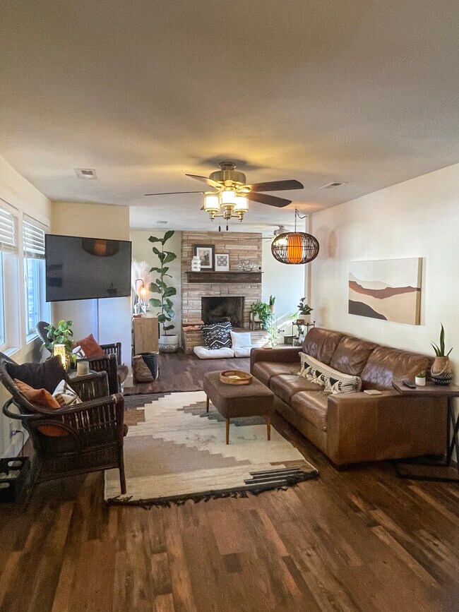 Photo - 104 W Farmer St