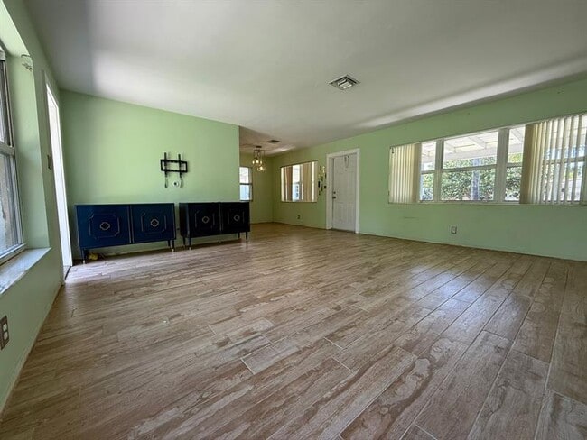 Photo - 2957 NW 6th Ave