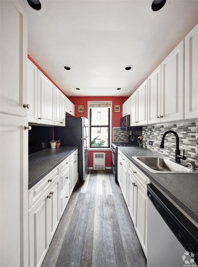 Building Photo - 224-24 Union Tpke Rental