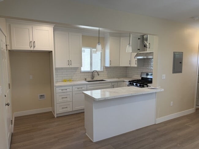 Kitchen with peninsula - 619 Linwood Ave Unit B