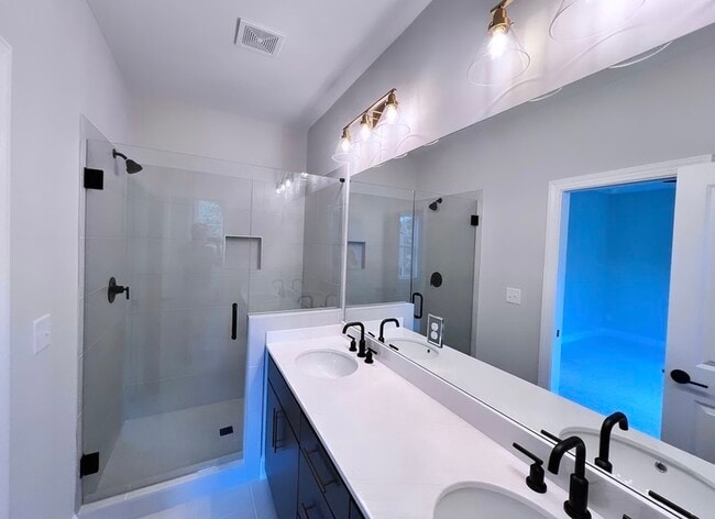 Photo - 2422 Lakeshore Ln