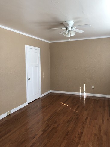 #105 Living Room - Windemere Court Apartments