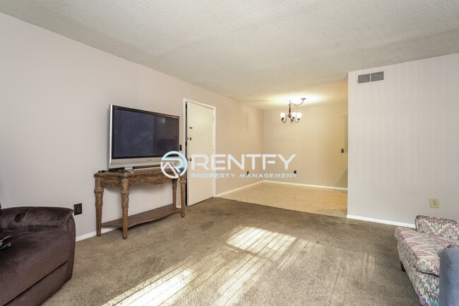 Photo - 2260 Sunderland Rd