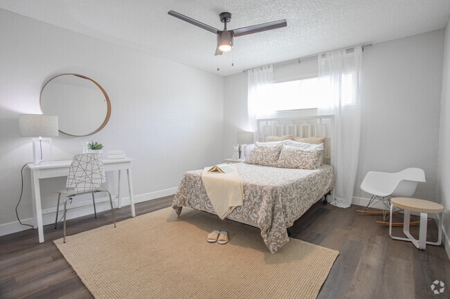Manhattan - 2BD, 1BA - 837SF