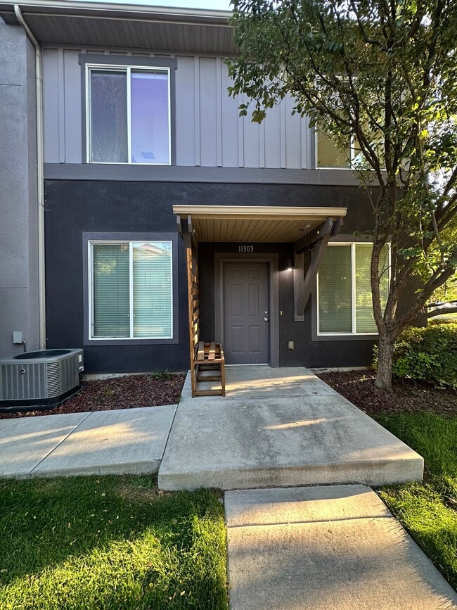 11303 S River Heights Dr