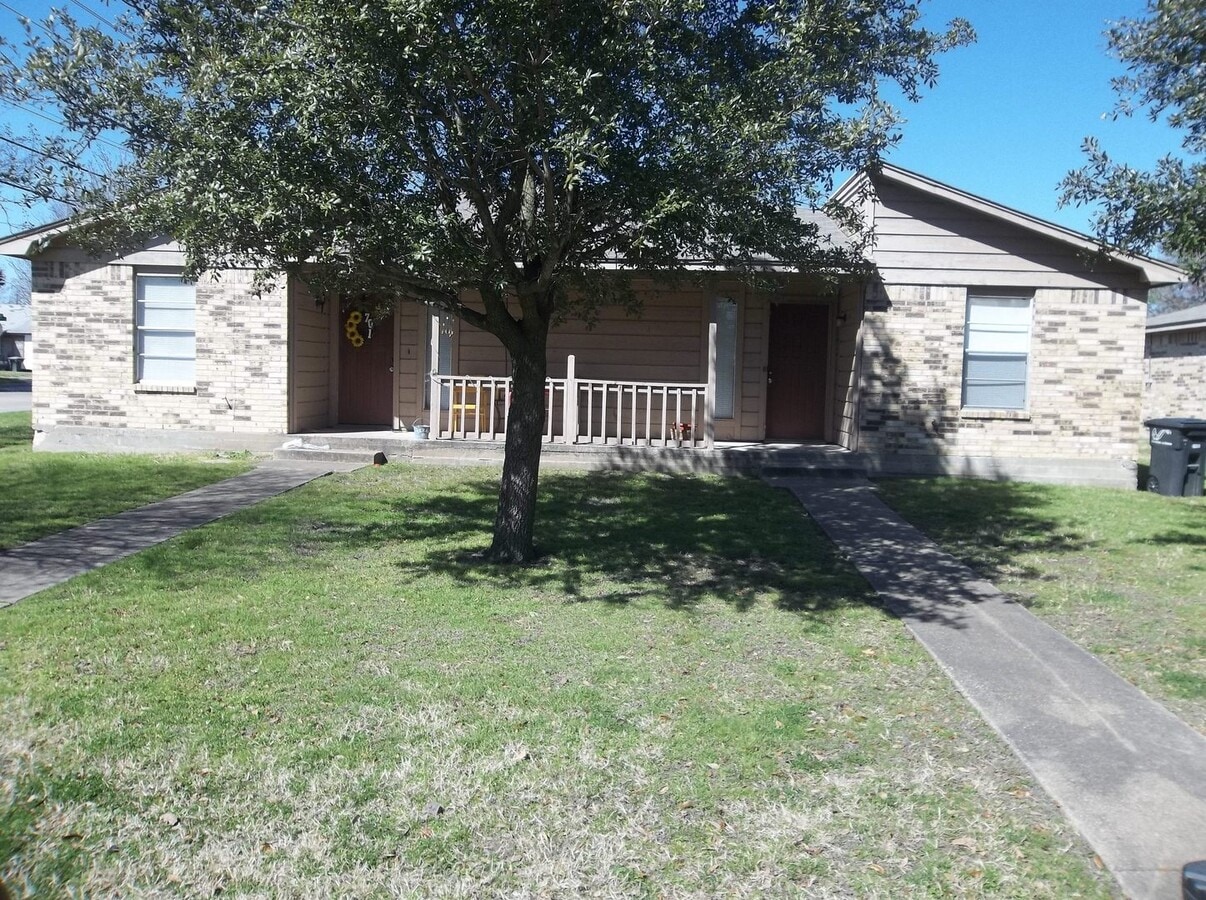 College Station - 2 bedroom - 1.5 bath - Fenced in back yard. Close to University Dr. E. - College Station - 2 bedroom - 1.5 bath - Fenced in back yard. Close to University Dr. E.