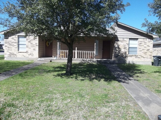 Building Photo - College Station - 2 bedroom - 1.5 bath - Fenced in back yard. Close to University Dr. E.