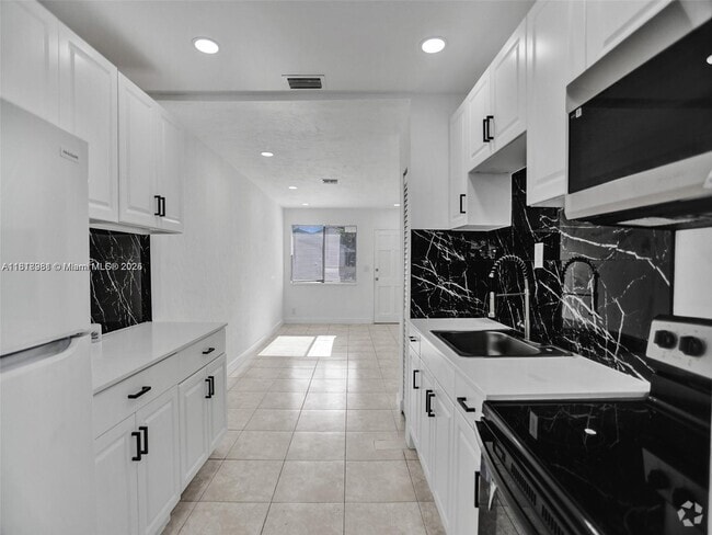 Building Photo - 708 N 20th Ave Unit 1-2 Rental