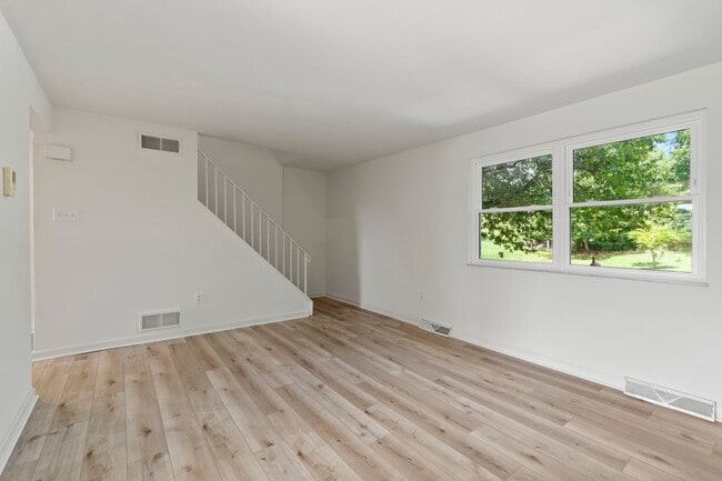 Photo - 2055 Luehm Ave