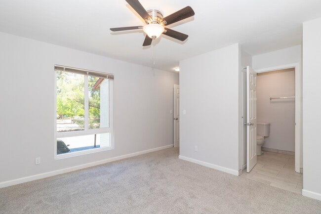 El habitación principal en tonos gris - Eastwood Apartments