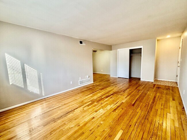 Photo - Charlotte Square - 3330-3368 Charlotte St. Unit 3344