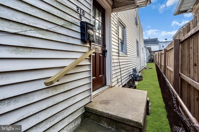 Building Photo - 210 Kossuth St