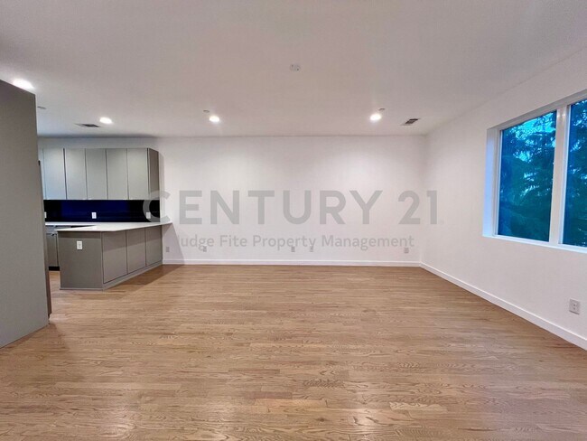 Photo - Beautiful 4-Story 2/2.5/2 in GREAT LOCATION For Rent! Unidad 102