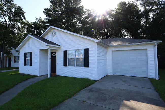 Building Photo - 1727 Largo Cir