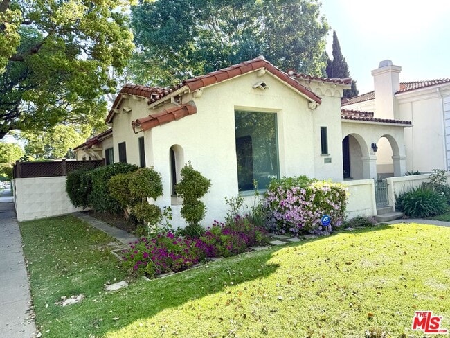 Photo - 2002 Kelton Ave