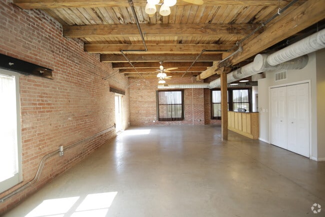 2BR, 2BA - 1300 SF