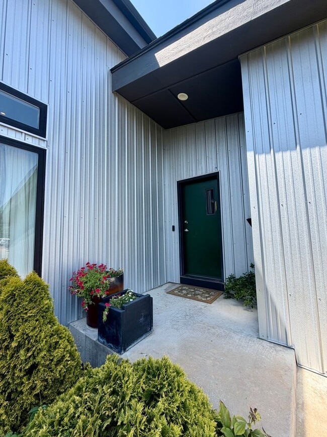 Photo - Contemporary 2 bedroom, 2.5 bath home in the heart of Route 66.