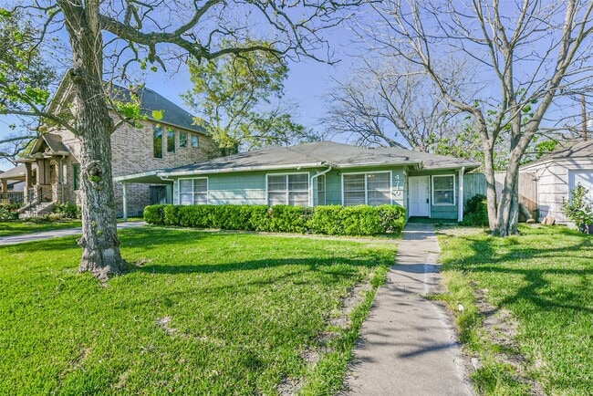 Building Photo - 4710 Wedgewood Dr