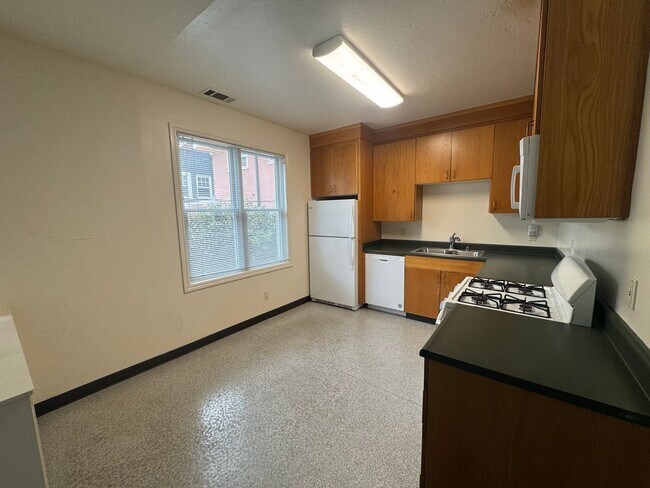 Building Photo - ***REDUCED SECURITY DEPOSIT***-Spacious 5bdr/3bath Unit C