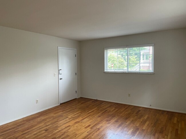 Photo - 2 BR IN HYDE PARK WITH OFF STREET PARKING Unit 01