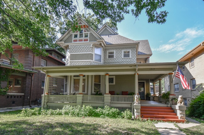Building Photo - 1717 D St Unit 1