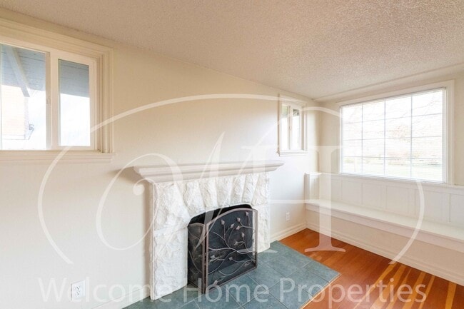 Photo - Sprawling 4 bed/2bath Craftsman Home