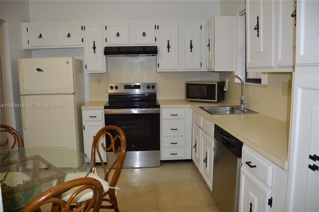 Photo - 461 Ives Dairy Rd Unidad 404-2