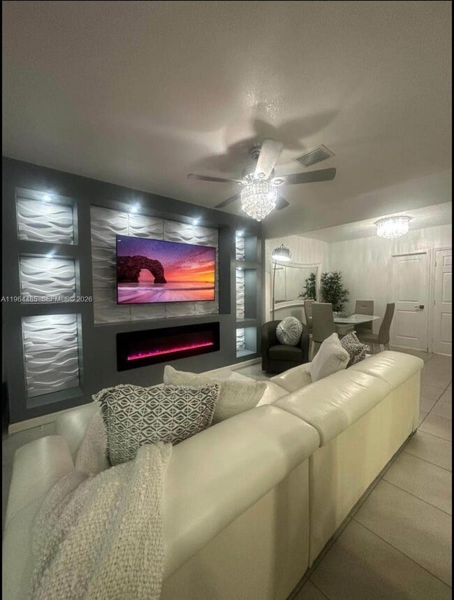 Photo - 557 NE 5th Pl