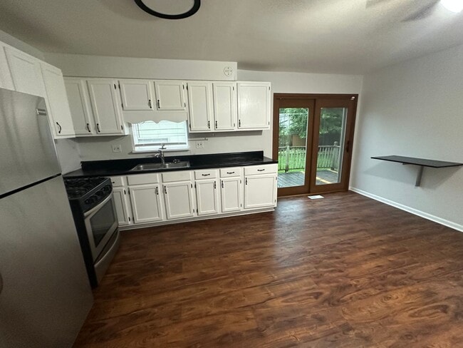 Photo - 2733 Yeoman St