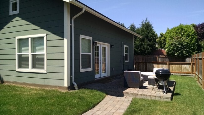 Building Photo - 6117 NE 9th Ave