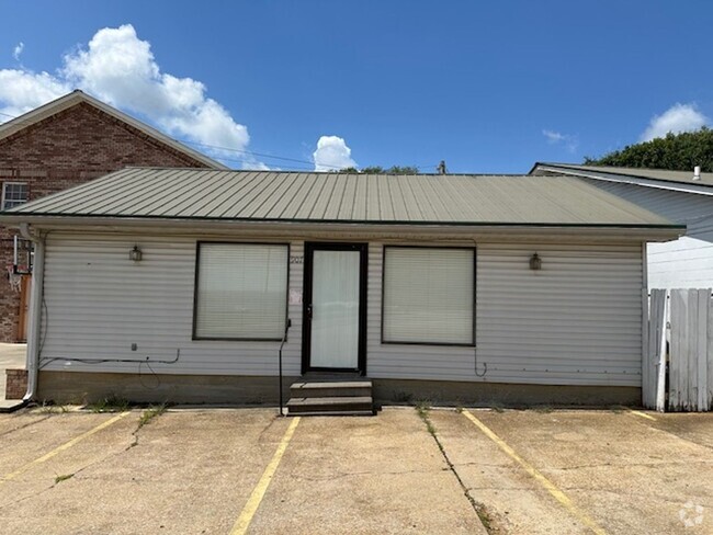 Building Photo - Renovated 2 Bedroom 1 Bath Unit for Rent! Rental