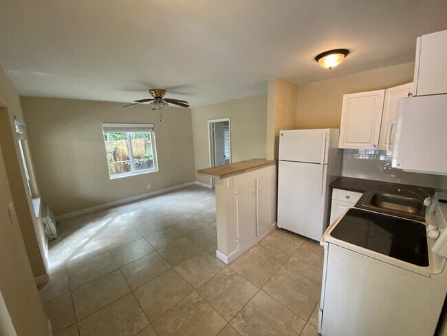 Kitchen - 1632 NE 12th St Apartments Unit 1