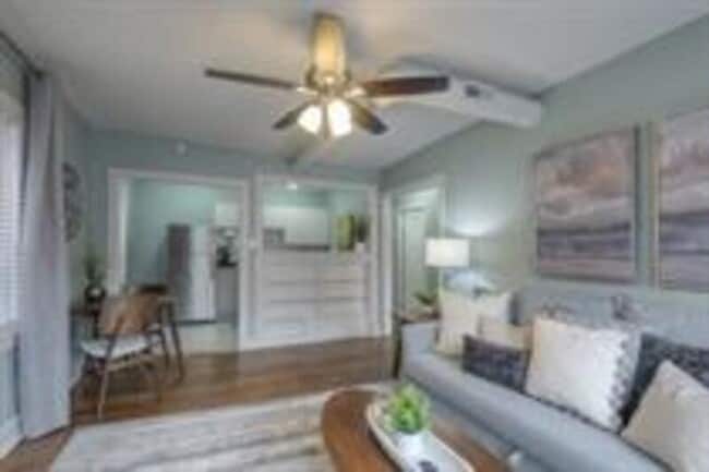 Photo - 722 W 37th St