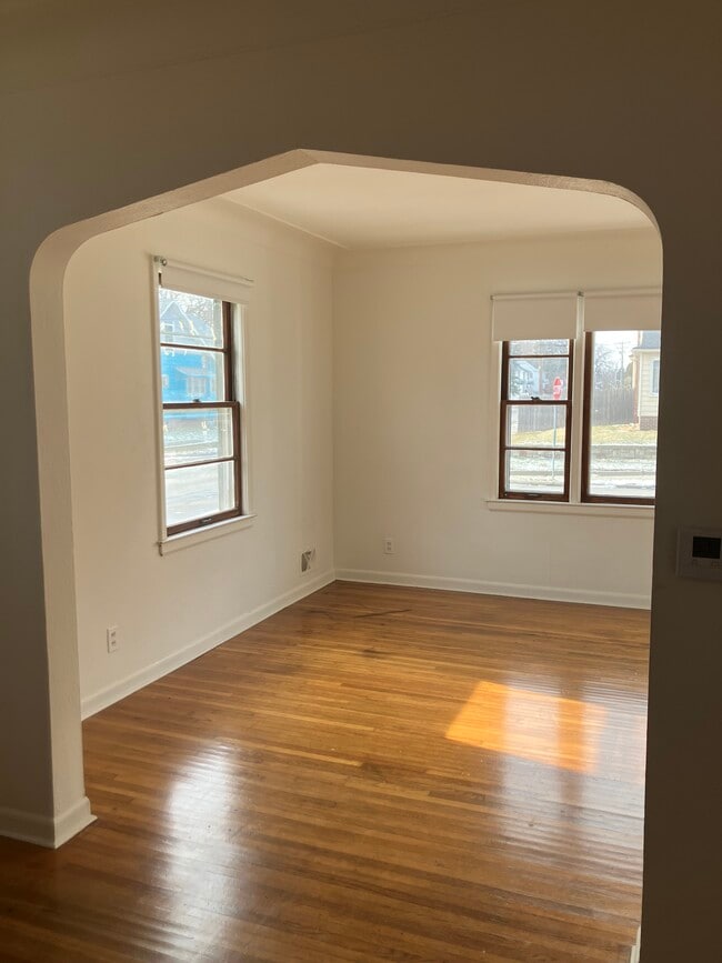 Living room - 3802 Burton Ave Unit Lower